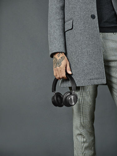 Man holding Beoplay H9i in black