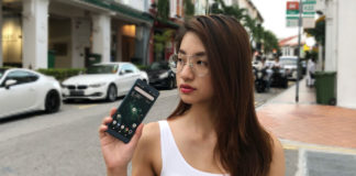 Vanessa holding the Sony Xperia XZ2 on the streets