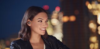 Woman using the Jabra Elite 75t