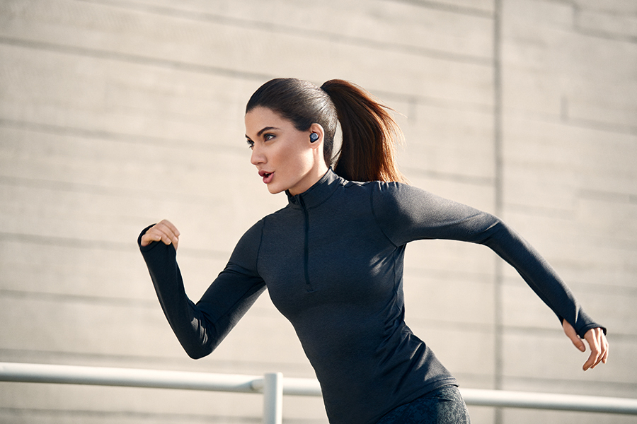 Woman running with the Jabra Elite Active 75t