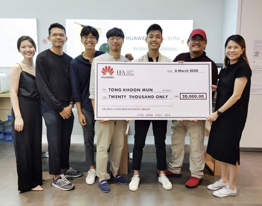 Thong Koon Mun winning the Huawei Film Award