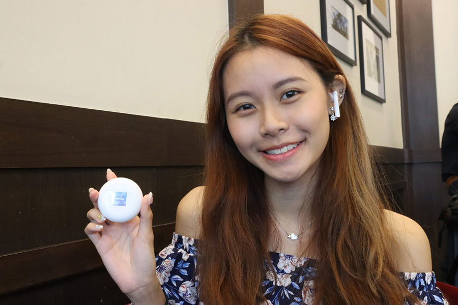 Clarissa with the Huawei FreeBuds 3