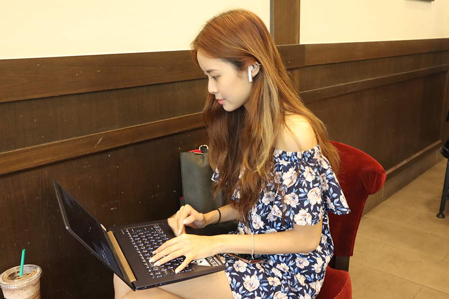 Clarissa with the Huawei FreeBuds 3