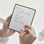 2-042_hands-on_galaxy_zfold4_beige_spen_watch5_silver_buds2pro_white_HI