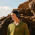 Senn_ACCENTUM_Wireless_Black_Male_Lifestyle_Image_Outdoor