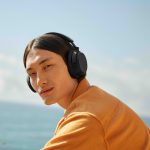 Senn_ACCENTUM_Wireless_Black_Male_Lifestyle_Image_Outdoor_Beach