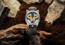 Konstantin Chaykin Wolf Puts the Full Moon Between Its Fangs