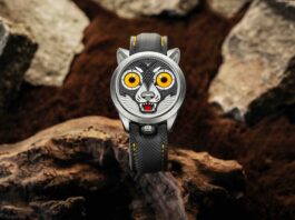 Konstantin Chaykin Wolf Puts the Full Moon Between Its Fangs